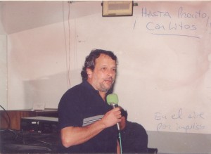 Foto de Carlitos pegada y manuscrita en la radio. Archivo Radio Futura