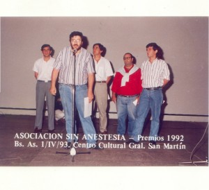 “A los que estamos acá nos unen dos ideas fundamentales: la libertad de expresión y la defensa de la cultura nacional”, definió Eduardo al recibir este premio a “la comunicación alternativa, popular y democrática” de la asociación “Sin Anestesia”. Foto Archivo Radio Futura