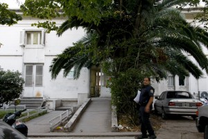 "No se pueden sacar fotos a fachadas de edificios", mintió un policía que quiso retener la cámara de La Pulseada.