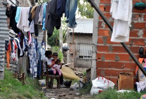 Según un relevamiento del colectivo Tinta Verde, el agua alcanzó entre 1,30 y 1,50 metros y afectó a 52 familias en este asentamiento. Foto Kaloian Santos Cabrera