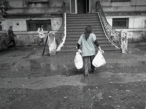 Colecta solidaria entre los trabajadores del HIGA San Martin después del temporal 