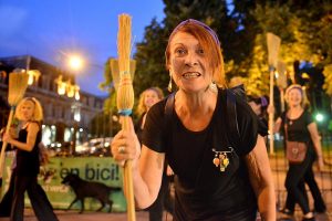 08032016 notifoto  un grupo de mujeres se disfrazo de brujas para  rememorar el dia de la mujer mientras caminaban por plaza san martin y el centro con canticos foto dolores ripoll